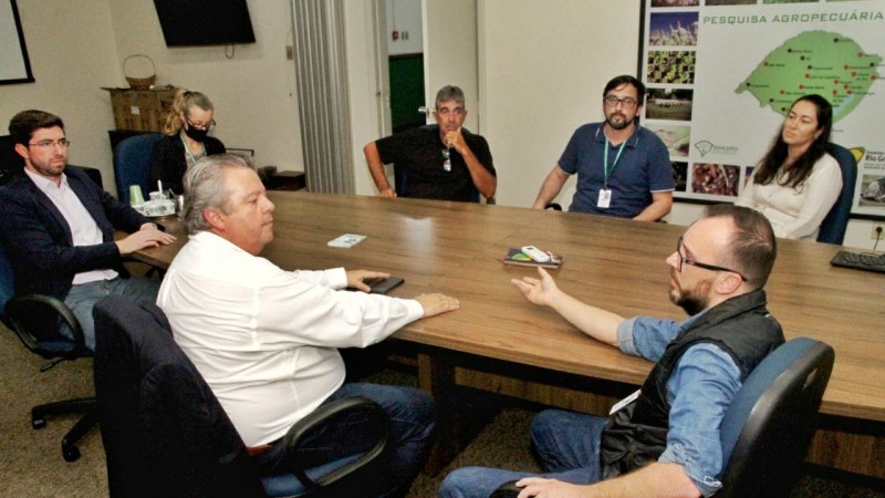 Em conversa com servidores, Lopes buscou informações sobre a estrutura, quadro pessoal e os projetos de pesquisa em andamento