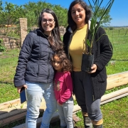 Dayana Machado (à esquerda), com Verusa Bueno e a filha Isadora.