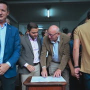 Prefeito de Derrubadas, Miro Mülbeier, assina convênio para recuperação de estradas rurais
