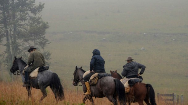 homens cavalgando em dia frio