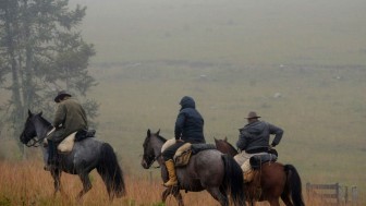homens cavalgando em dia frio